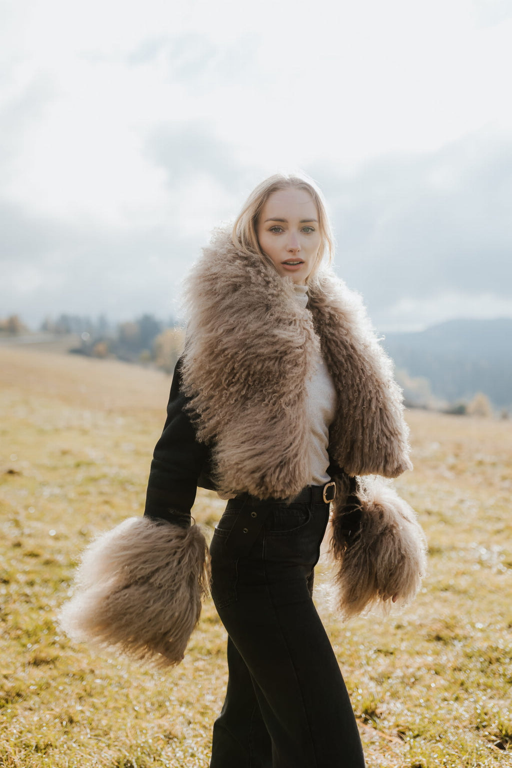 Dámska kožušinová bunda ramoneska čierna s lamou