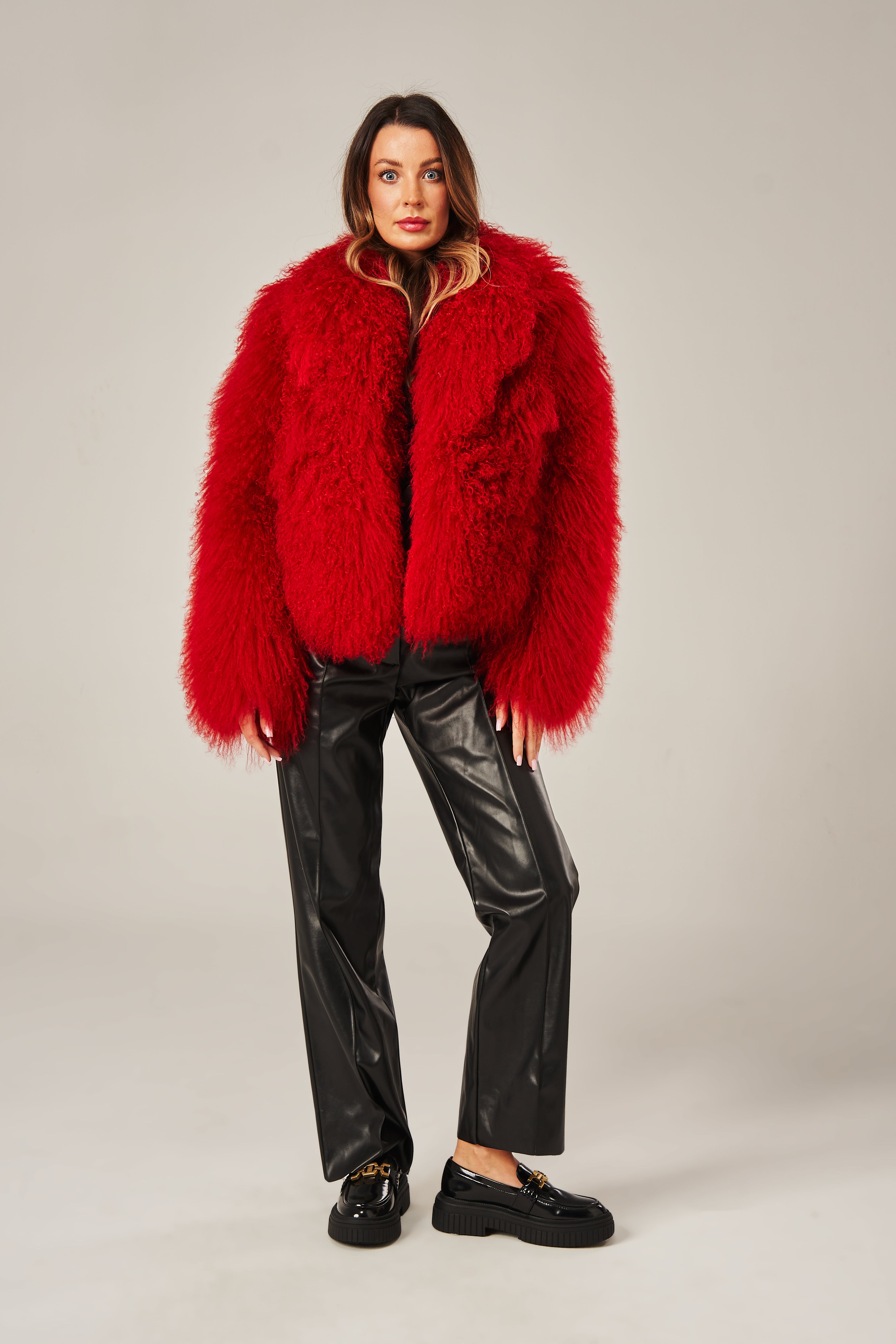 Dámsky kožuch z lamy – červený AKF-31